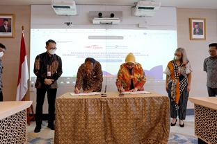 Direktur Utama LDKPI, Tormarbulang Lumbantobing dan Direktur Eksekutif LPEI, Riyani tirtoso (foto/ist)